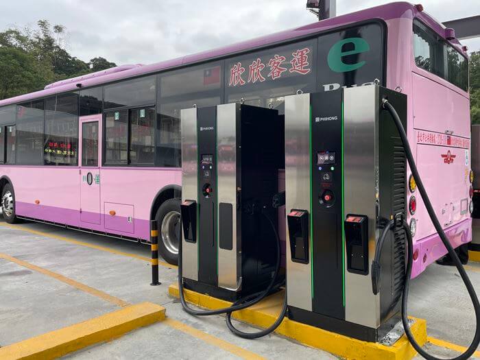 臺北市首座電動公車快充充電站啟用