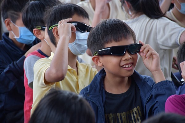 美力台灣 3D行動電影車 前進校園 「台灣超人」與學童共賞影像之美 