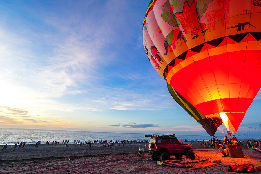 曙光照亮太麻里熱氣球光雕音樂會 3千6百人海灘共迎浪漫曙光 遊客驚呼連連！