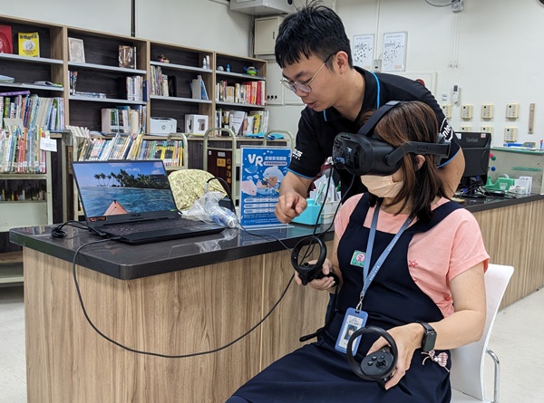 中市圖推出 VR虛體驗 帶民眾划艇旅讀世界 