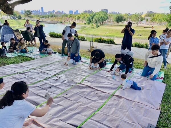 超萌寶寶爬行比賽嗨翻中央公園！台中 市民野餐日 民間公會團體近千人同歡