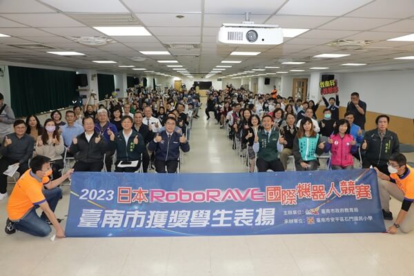 臺南學子2023 RoboRAVE國際機器人大賽勇奪38面獎牌 黃偉哲讚揚為國爭光
