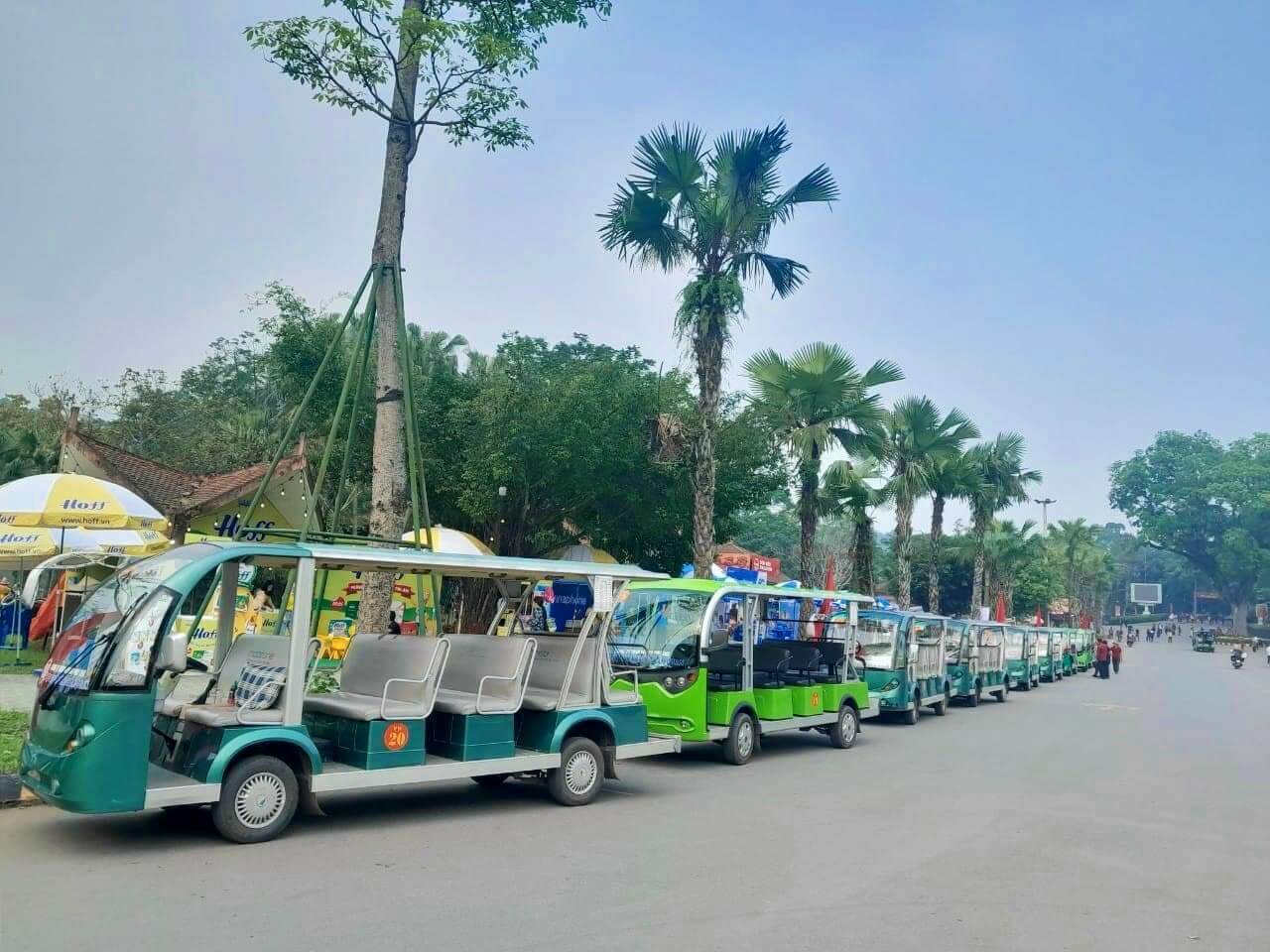 越南富壽市：雄王忌日之際，百餘輛電動車已準備好為遊客服務