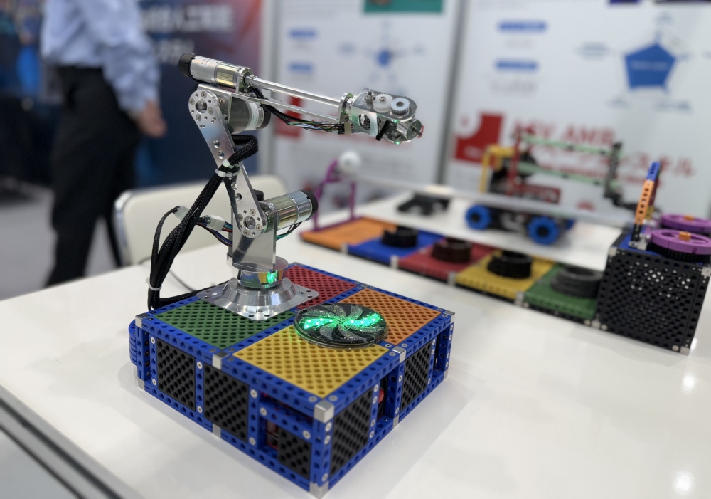 祥儀「科技寶」工程積木EDIX 2025東京綜合教育展  高精度桌上型機械手臂亮相