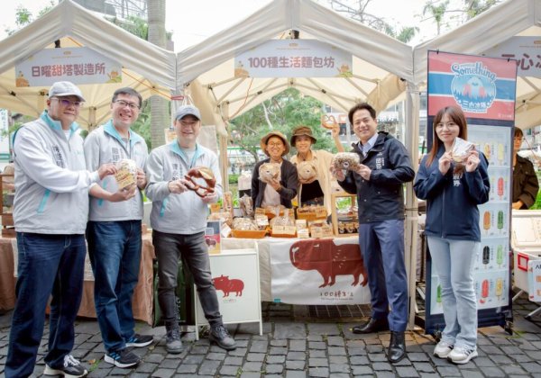竹市「椪柑市集」護城河畔登場！逾千民眾吃甜點、賞音樂、體驗手作樂趣