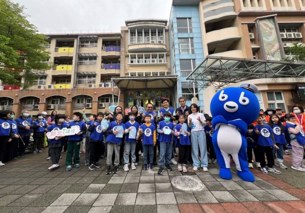 追查角落怪塑    新北攜手慈心基金會號召百人淨街