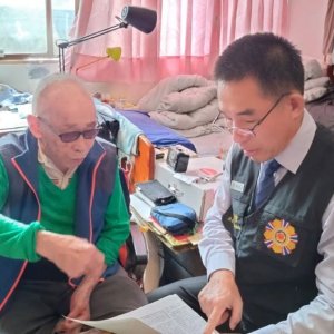 落實關懷探訪   黃信仁訪視文山區榮民長輩