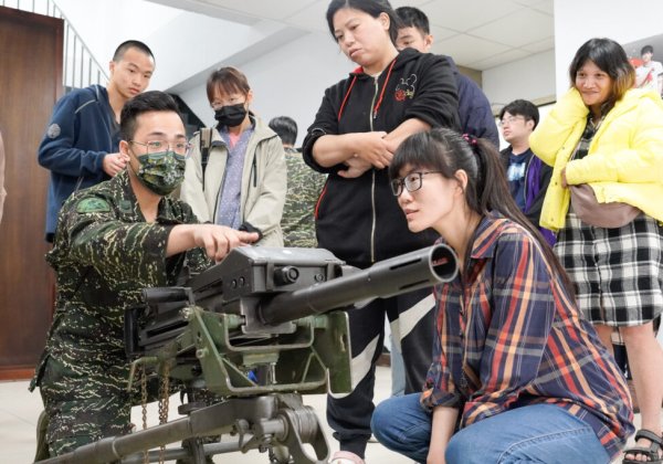 新北市攜手三軍推動就業自立專案 海軍戰隊長現身說法 向有志青年招手