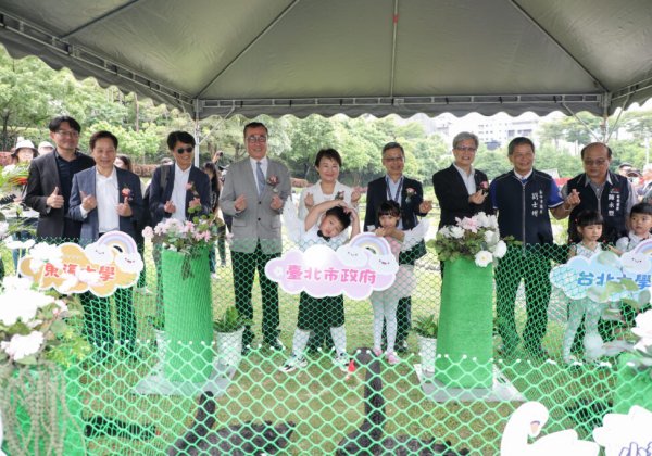 秋紅谷黑天鵝家族壯大   盧秀燕贈「鵝」 北市府、北大與東大