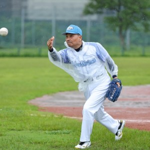 雙北世壯運慢速壘球  侯友宜攻防展現優異身手
