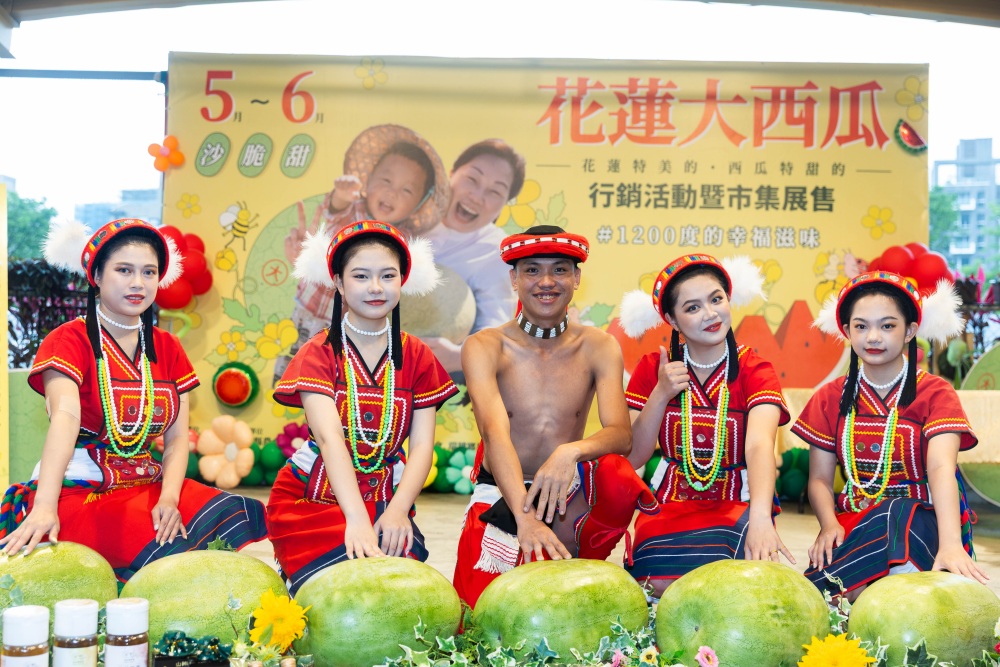 影音/花蓮大西瓜行銷首站登場 明星站台 市集試吃 親子活動嗨翻全台 影音/花蓮大西瓜行銷首站登場 明星站台 市集試吃 親子活動嗨翻全台