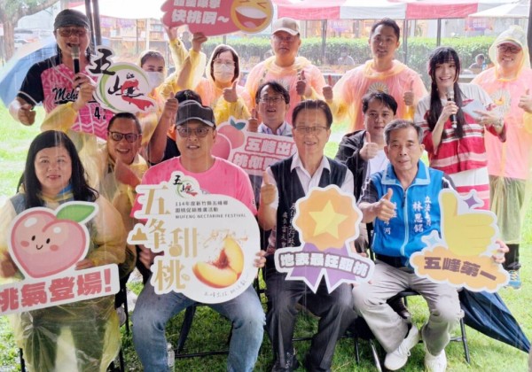 五峰甜桃快閃竹北新瓦屋  「桃你歡心」吸引親子品嚐初夏甜味