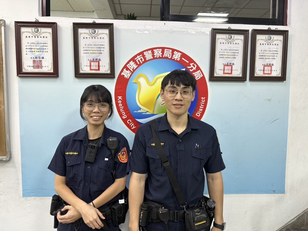 雨天拋錨駕駛無助困路中 基警協助拖吊救援 雨天拋錨駕駛無助困路中 基警協助拖吊救援