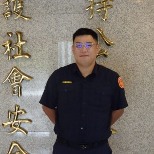蹲坐車旁飲酒躲巡邏員警  中正一警盤查竟為詐欺通緝