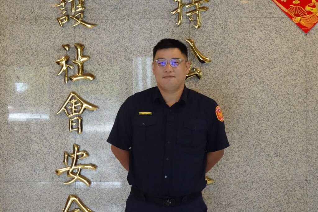 蹲坐車旁飲酒躲巡邏員警 中正一警盤查竟為詐欺通緝 蹲坐車旁飲酒躲巡邏員警 中正一警盤查竟為詐欺通緝