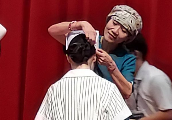 基隆長庚護理師陳麗華為自己女兒加冠 傳承「小護士」精神