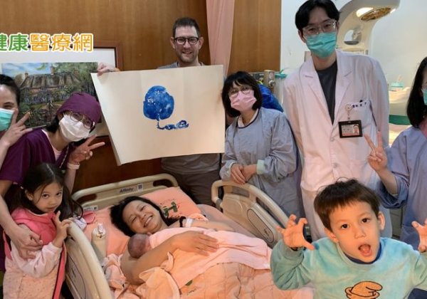 全家陪三寶媽水中生產迎弟弟！　哥哥親手剪臍帶見證生命奇蹟