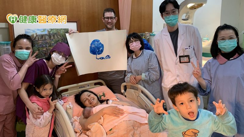 全家陪三寶媽水中生產迎弟弟! 哥哥親手剪臍帶見證生命奇蹟 全家陪三寶媽水中生產迎弟弟! 哥哥親手剪臍帶見證生命奇蹟