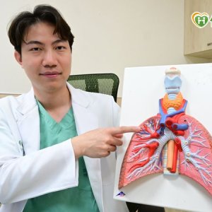 老菸槍自詡歌王愛獻唱　頻頻狂咳、中氣不順竟是癌王找上門