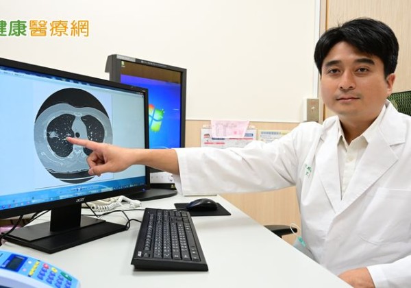 老婦「肺小結節」定期追蹤十年卻變癌　機器手臂切除救回一命