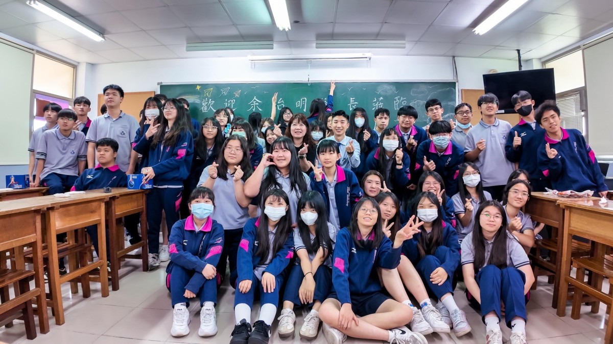 二信高中商經科舉辦校友職涯分享活動 展現跨域實力與國際視野 二信高中商經科舉辦校友職涯分享活動 展現跨域實力與國際視野