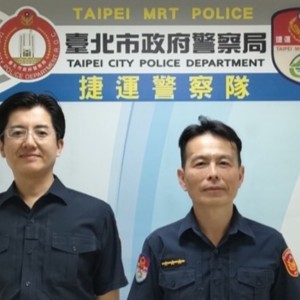 我不要回家  失智翁情緒低落拒搭車  妻不知所措  捷警暖心陪伴助返家