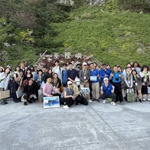 鉅隆萬豪船隊攜手黃進龍教授率師大藝術系登基隆嶼寫生