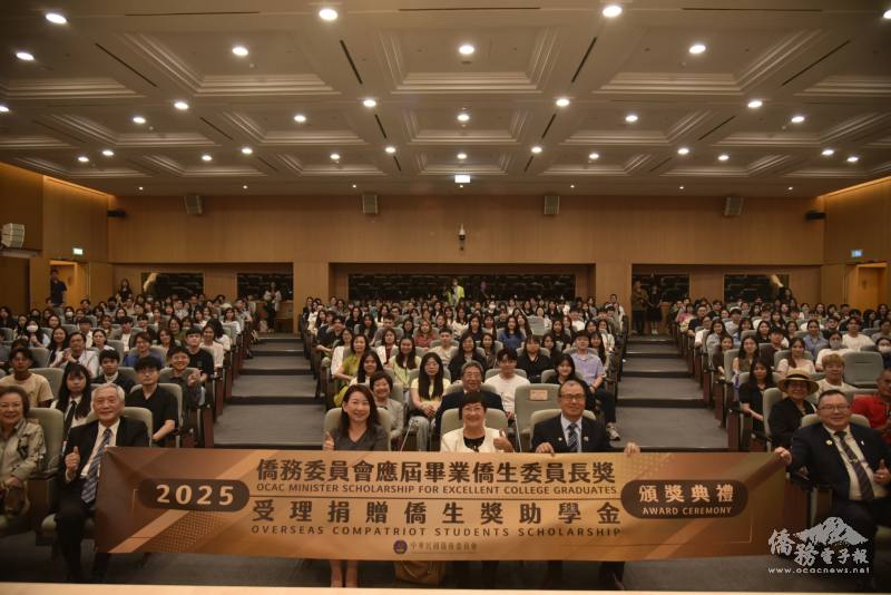 徐佳青頒年度僑生委員長獎及獎助學金 鼓勵優秀僑生留臺扎根國際 徐佳青頒年度僑生委員長獎及獎助學金 鼓勵優秀僑生留臺扎根國際