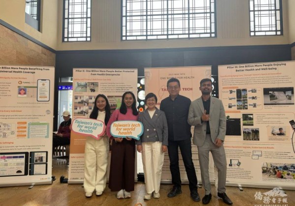 「臺灣醫療健康成果展」前進日內瓦中央火車站 徐佳青親臨參觀支持