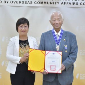 僑務諮詢委員王哲男搭建臺日交流橋樑  徐佳青頒贈海華榮譽獎章