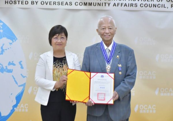 僑務諮詢委員王哲男搭建臺日交流橋樑  徐佳青頒贈海華榮譽獎章