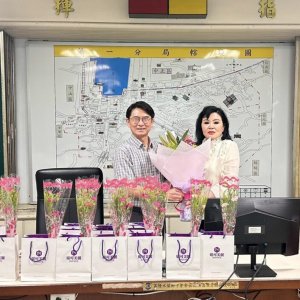 基一警溫馨慶祝母親節  送保養品給女性同仁揪甘心
