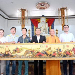 釋迦牟尼佛誕辰參拜 侯友宜感謝廟方長年投入公益