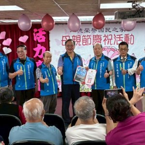 八德榮家歡慶母親節   新北記者工會、佛教正心會溫馨送暖