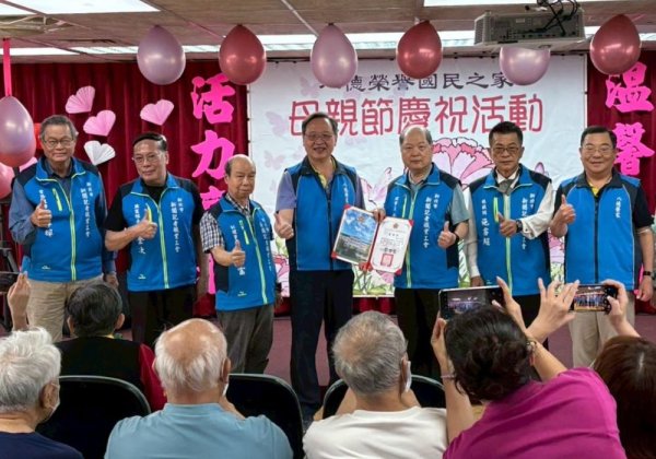 八德榮家歡慶母親節   新北記者工會、佛教正心會溫馨送暖
