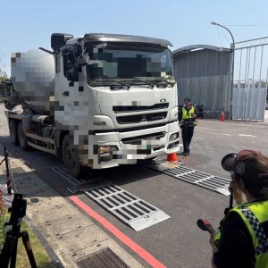 強力取締砂石車    中和警違規熱區大執法