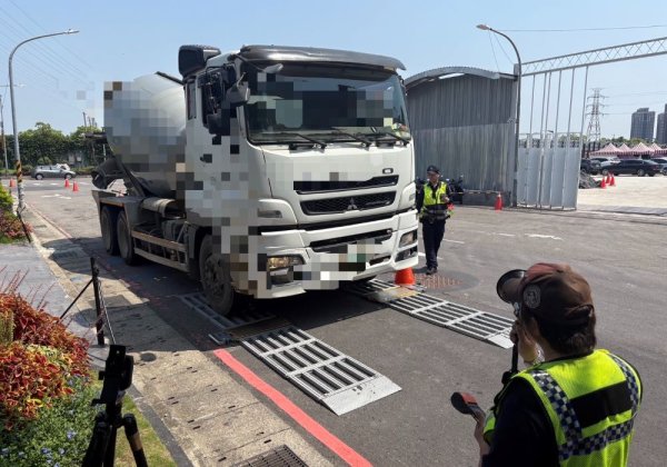 強力取締砂石車    中和警違規熱區大執法