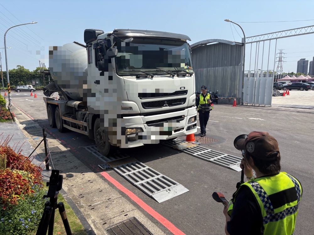 強力取締砂石車 中和警違規熱區大執法 強力取締砂石車 中和警違規熱區大執法