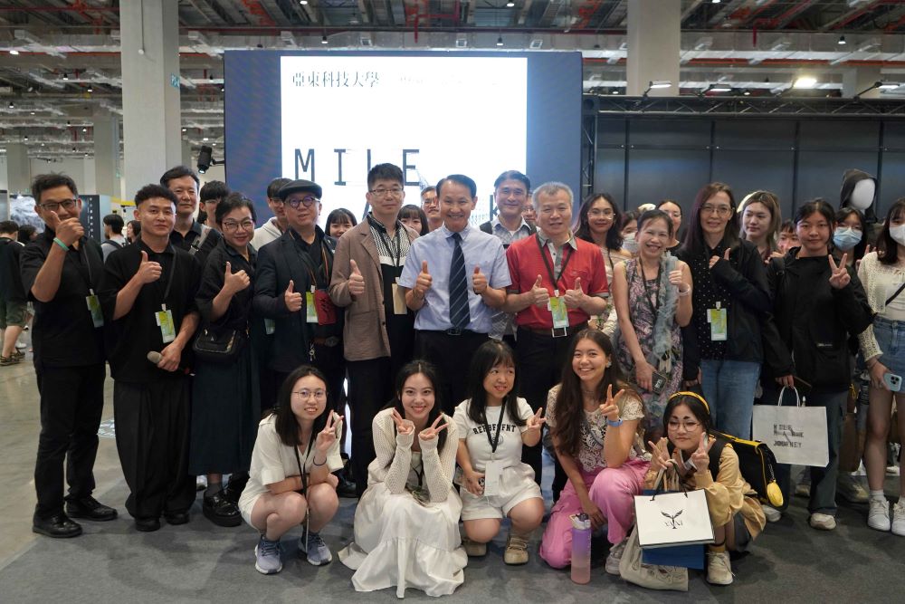 新一代設計展登場 亞東科大材料織品服裝系成果亮麗 新一代設計展登場 亞東科大材料織品服裝系成果亮麗