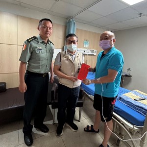 宜蘭軍服站長探視住院袍澤    贈慰問金祝早日康復