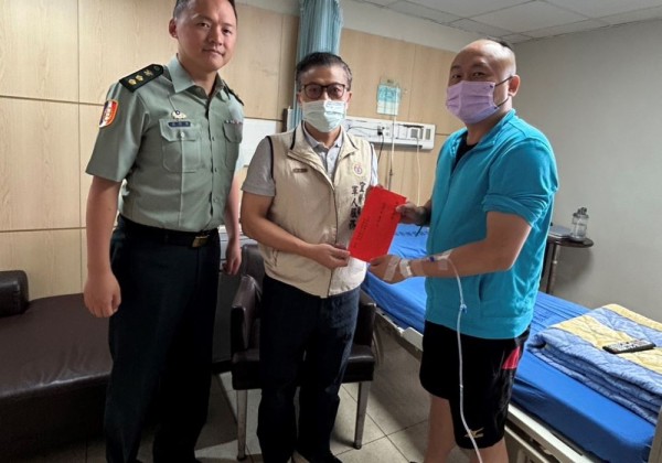 宜蘭軍服站長探視住院袍澤    贈慰問金祝早日康復