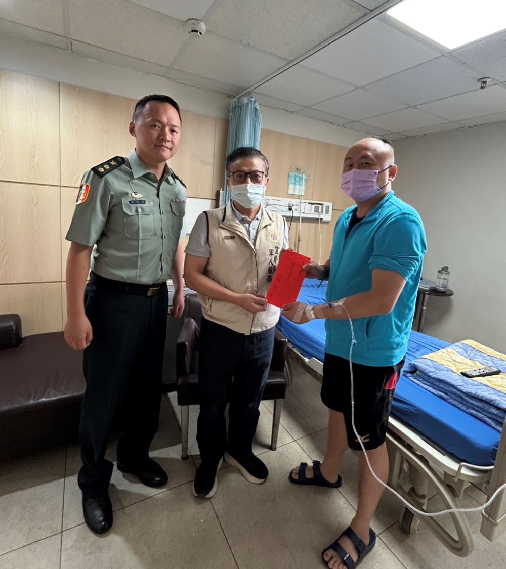 宜蘭軍服站長探視住院袍澤 贈慰問金祝早日康復 宜蘭軍服站長探視住院袍澤 贈慰問金祝早日康復