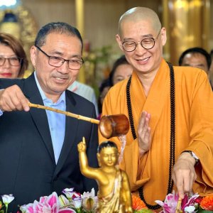 祈福市民安康      侯友宜佛誕日參拜聖覺寺、廣修禪寺