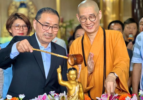 祈福市民安康      侯友宜佛誕日參拜聖覺寺、廣修禪寺