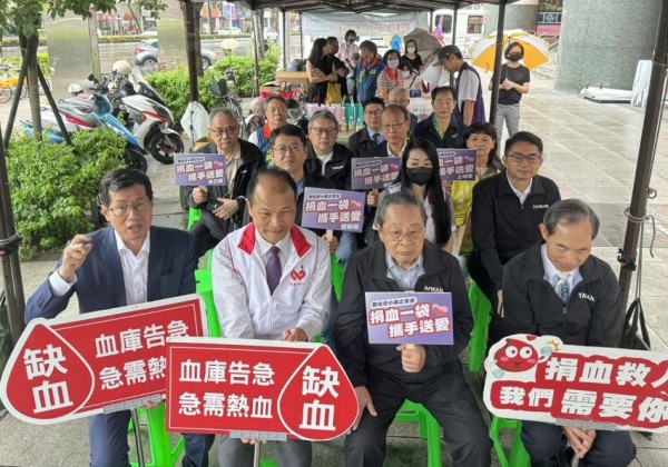 捐血一袋攜手送愛 新北市小英之友會公益風雨無阻 捐血一袋攜手送愛 新北市小英之友會公益風雨無阻