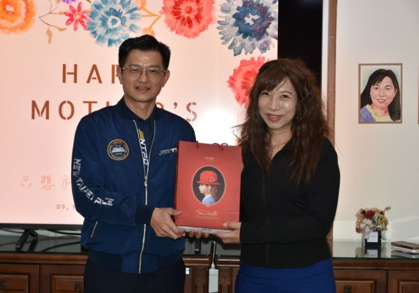 溫馨母親節獻畫   新莊警讓波麗士媽媽找自己