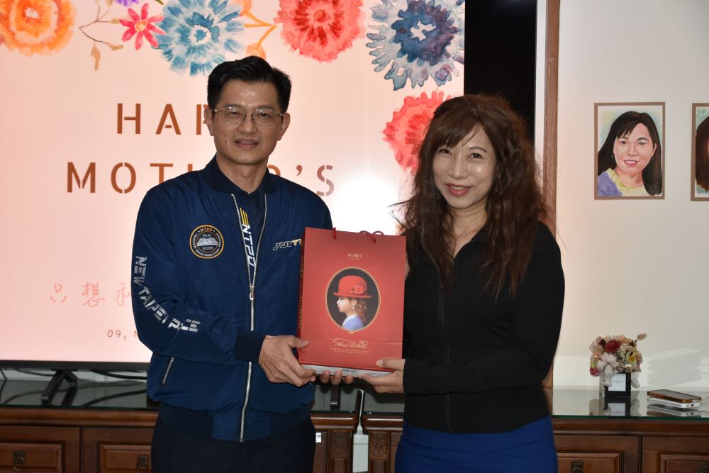 溫馨母親節獻畫 新莊警讓波麗士媽媽找自己 溫馨母親節獻畫 新莊警讓波麗士媽媽找自己