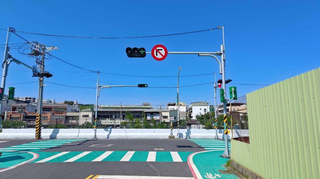 鳳鳴車站前鳳一路調整為單行道 提升行車秩序和安全 鳳鳴車站前鳳一路調整為單行道 提升行車秩序和安全