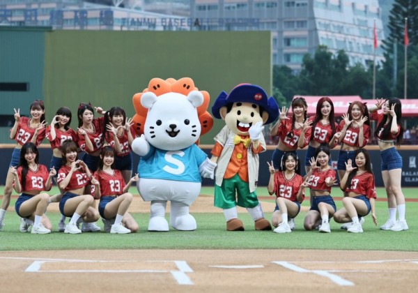 乖乖巨型扭蛋機助陣味全龍「甜點派對女孩日」 球場變身夢幻打卡勝地
