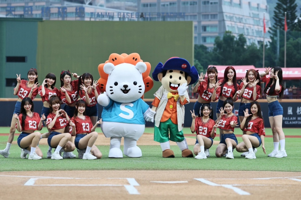 乖乖巨型扭蛋機助陣味全龍「甜點派對女孩日」 球場變身夢幻打卡勝地 乖乖巨型扭蛋機助陣味全龍「甜點派對女孩日」 球場變身夢幻打卡勝地
